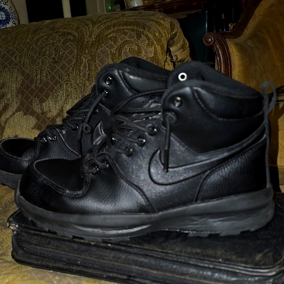 Nike youth boots size 6 youth all black great condition like brand new no smells - Picture 1 of 4